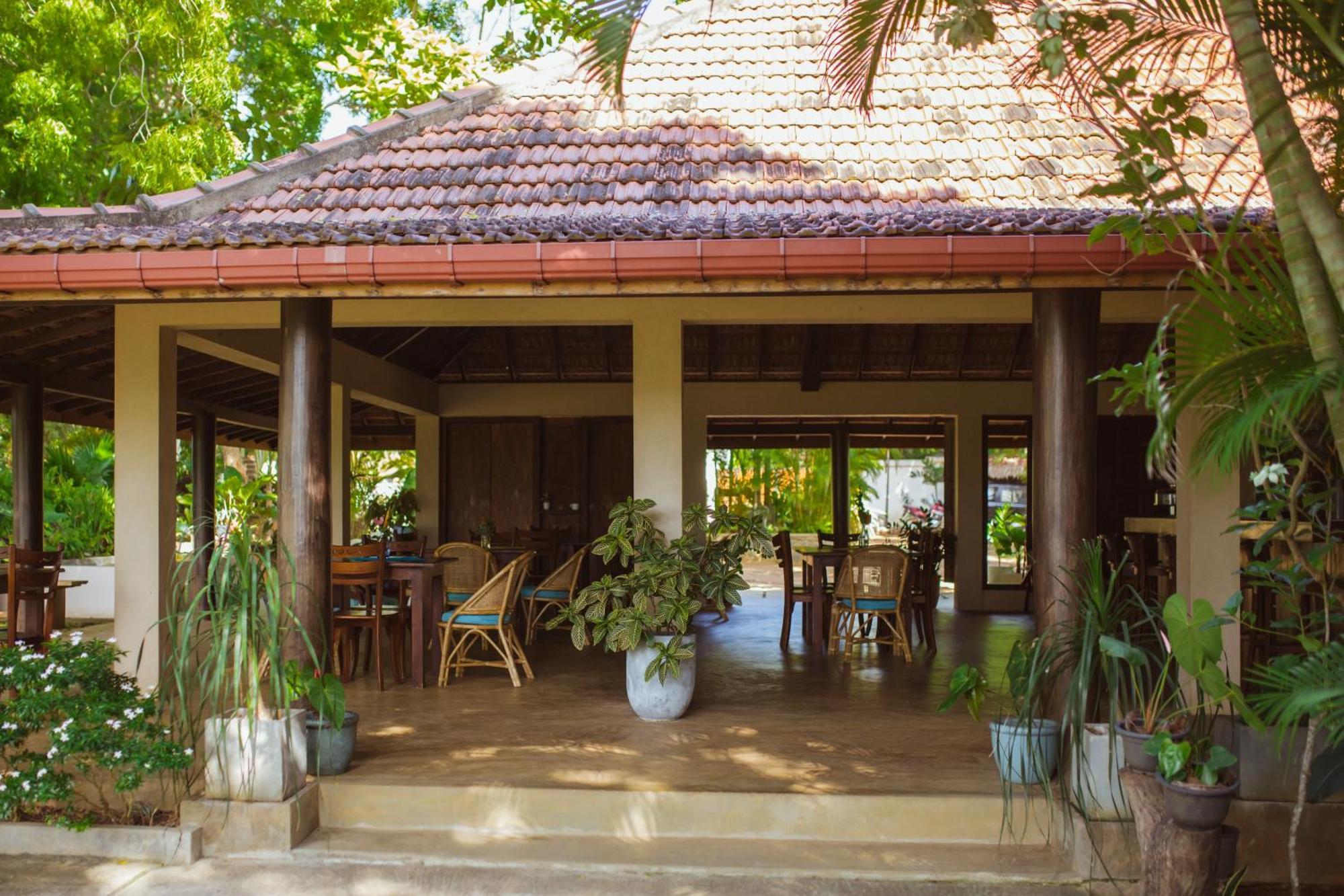 Hotel Omia Tangalle Esterno foto